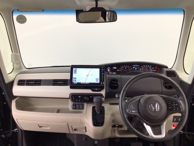 【前方視界】開放的な前方視界！運転がしやすく疲れにくいです♪窓が大きく、見通しがとっても良いおクルマですよ♪