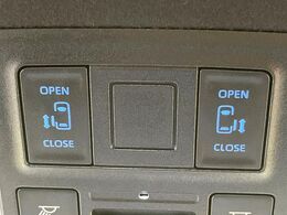 【両側パワースライドドア】スマートキーや運転席のスイッチで後席両側スライドドアの開閉が可能♪電動だから力を入れてドアを開ける必要が無く、小さなお子様でも簡単に開け閉めでき快適です♪