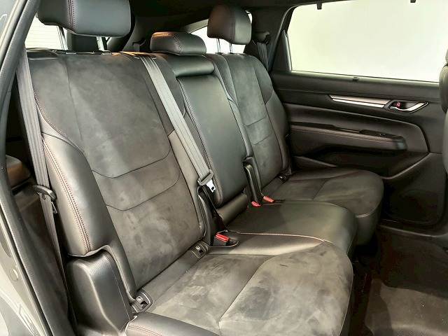 セカンドシートは大人二人が乗っても十分なスペースが確保されております。