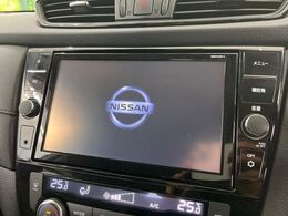 【純正ナビ】人気の純正ナビを装備しております。ナビの使いやすさはもちろん、オーディオ機能も充実！キャンプや旅行はもちろん、通勤や買い物など普段のドライブも楽しくなるはず♪