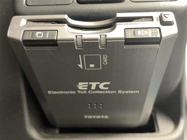 【ETC】有料道路を利用する際に料金所で停止することなく通過できる、ETC車載器（ノンストップ自動料金収受システム機器）が装備されています。セットアップを行うことで利用可能になります。
