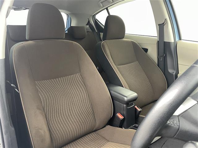 【運転席】座り心地が良いシートなので長時間の運転でも快適にお過ごしいただけます。新品のフロアマットのご注文も可能です。掲載箇所以外にご希望の写真がございましたらお気軽にお問い合わせ下さい。