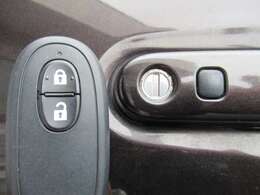 スマートキーが装備されておりますのでカバンやポケットの中など持っていればドアのロックやアンロック、エンジンスタートなどが可能です♪