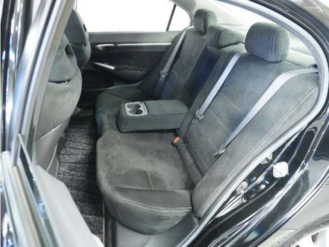家族やご友人とBBQに行くとき、楽しさは道中の車内から始まっています！このベンチシートに座って、みんなで和気あいあい盛り上がりましょう！