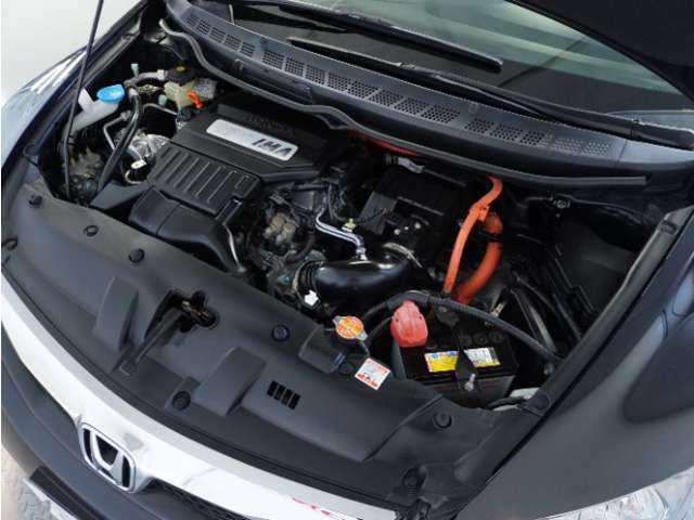 エンジンは車の心臓部分です。このエンジンルームが汚いとトラブルの基になります。当店は専用の液剤を使って徹底的に綺麗にします。