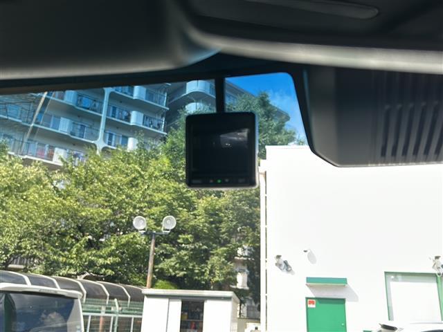 【ドライブレコーダー】映像・音声などの運転中の記録を残します。事故などを起こした起こされた時の証拠になりえますので、もしも時でも安心ですね。