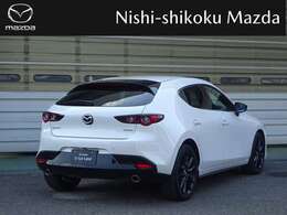 引き算の美学によりトランク/リアゲートハンドルを一体化。また、リアガラスにプリントアンテナ型を内蔵。リアコンビランプは丸型の4灯デザインで、前へ向かうようなグラデーション発光を採用しています。