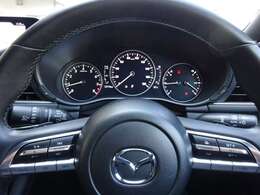 【レーダークルーズコントロール】車の速さに応じて車間距離を保ちながら追従走行を支援します。高速道路の運転も楽になります。