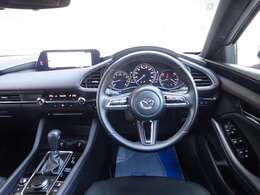 運転に必要な情報を前方に集めることで、より安全に快適な運転を可能にしています。