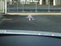 【ヘッドアップディスプレイ】メーターの上部に走行情報をディスプレイで表示します。車速などのクルマの現在の走行状況が把握できます。