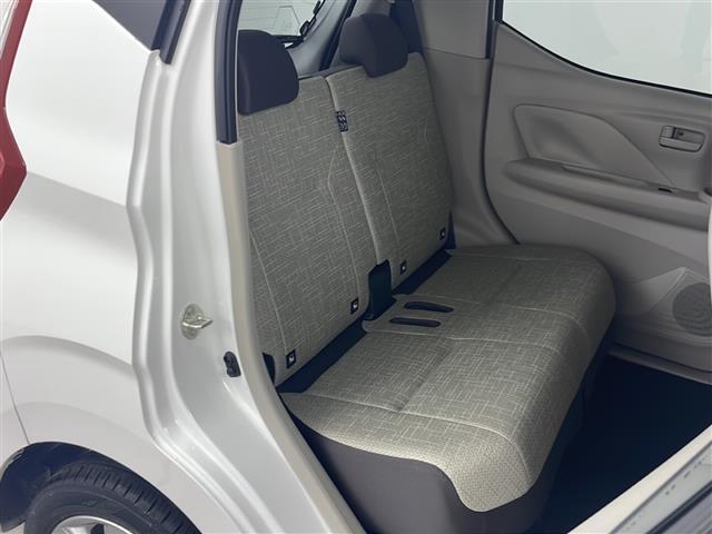 【後部座席】後席もゆったりドライブを楽しめます。内外装はプロこだわりのクリーニングで清潔なおクルマでご納車させていただきます！店舗での現車確認も承っています！