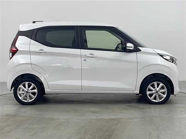 【右】商談ルームには「キッズスペース」を完備しています。DVD、ブロック、絵本、おままごとセット。お子様連れでも、ゆっくりとお車をお選びいただけます！