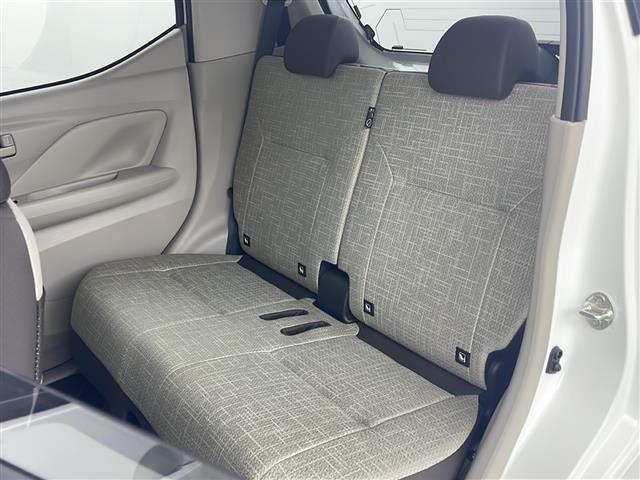 【後部座席】後席もゆったりドライブを楽しめます。内外装はプロこだわりのクリーニングで清潔なおクルマでご納車させていただきます！店舗での現車確認も承っています！