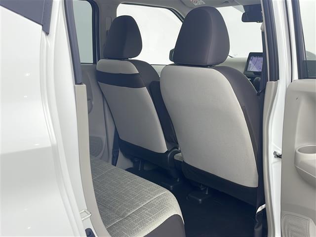 【後部座席】後席もゆったりドライブを楽しめます。内外装はプロこだわりのクリーニングで清潔なおクルマでご納車させていただきます！店舗での現車確認も承っています！