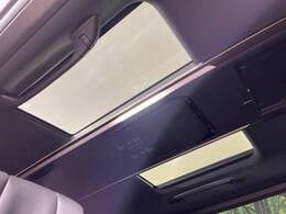 【サンルーフ】開放感たっぷりの希少装備、サンルーフが装着されています！車内に明かりを取り入れたり景色を楽しむ以外にも、車内の空気も簡単に換気できて快適です！