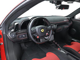 こちらは左ハンドルのお車でございます。内装色はNeroを選択しております。