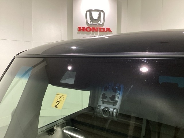 Honda SENSING装着車です。衝突を予測してブレーキをかけたり、前のクルマにちょうどいい距離で走行できる多彩な安心・快適機能を搭載した先進の安全運転支援システムがドライバーをサポートします。