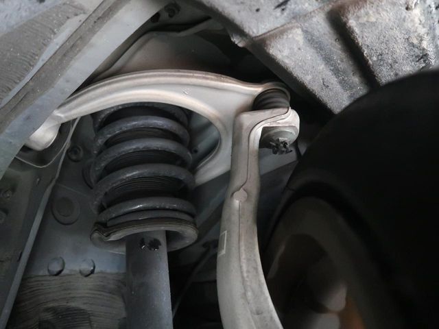 【ダウンサス】ローダウン済みのお車で、スタイリッシュな見た目となっております。車両の重心が下がる事で、走行時の安定性も向上します♪