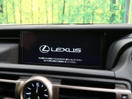 【メーカー純正ナビ】インテリアに溶け込むスタイリッシュな「専用設計」メーカーナビを装備♪視認性や操作性など基本性能にも優れ、より上質なカーライフをお楽しみいただけます。