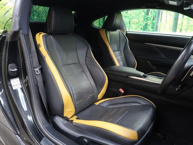 【黒革シート】上質な本革を使用し、高級感あふれる黒革シート。常に体に触れる部分だから、座り心地の良さにはこだわりたいですね♪汚れの付着や劣化を抑制する内装コーティング施工もおススメですよ♪
