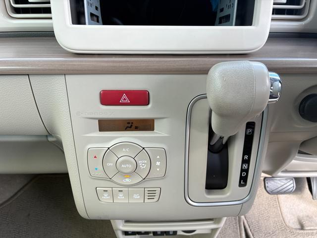 インパネシフトで足元広々