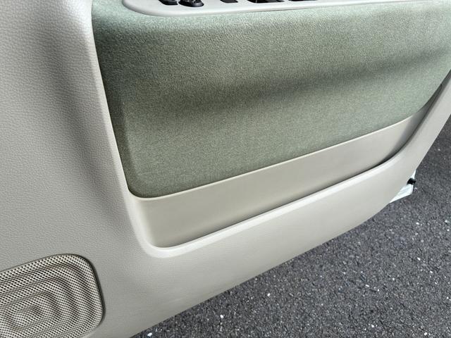 ドアにもドリンクホルダー装備