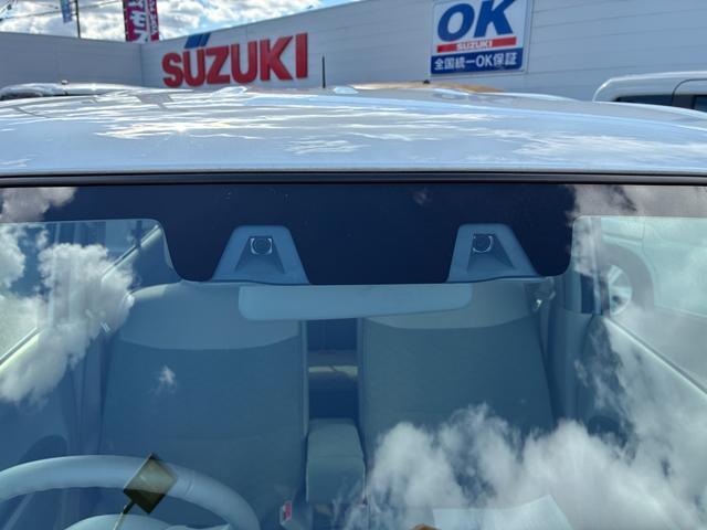 フロントガラス上部には安全機能のデュアルカメラブレーキサポートが付いています！2つのカメラで人間の目のような働きで夜間の歩行者感知もできる仕組みです。衝突被害軽減ブレーキや踏間違い防止を手助けします！