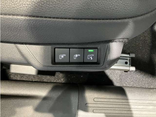 お客さまが車をお乗りになるうえでの、あらゆるサポートをすることが大切だと考えています。お客様とのコミュニケーションを大切に、新車はもちろん良質な中古車をいつでもご提案できるよう準備しております。