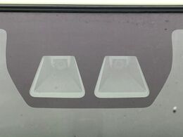 【スマートアシスト】走行中に前方の車両等を認識し、衝突しそうな時は警報とブレーキで衝突回避と被害軽減をアシスト。より安全にドライブをお楽しみいただけます。