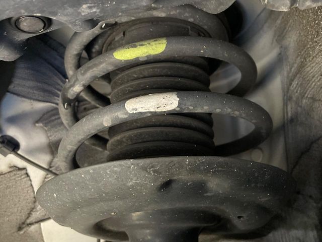 お車を安心してお乗りいただく為には、足回りの定期点検が欠かせません。サービスサポート（有償保証）では無料点検もご提供しており、安心のカーライフをお過ごしいただけるサポート体制が整っています。