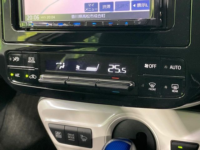 【オートエアコン】一度お好みの温度に設定すれば、車内の温度を検知し風量や温度を自動で調整。暑い…寒い…と何度もスイッチ操作をする必要はありません。快適な車内空間には必須の機能ですね♪
