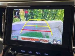【バックカメラ】駐車時に後方がリアルタイム映像で確認できます。大型商業施設や立体駐車場での駐車時や、夜間のバック時に大活躍！運転スキルに関わらず、今や必須となった装備のひとつです！
