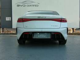 リアのダックテールデザインと調和した左右を貫くLEDテールライトとスポ-ティな大型ディフュ-サ-。これにより洗練された見た目と安定した走行性の実現をしております。