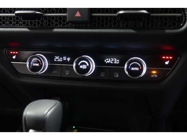 オートエアコンは左右席で独立温度コントロールが可能です。シートヒーター付きで、冷えた車内でもスイッチを押せば数秒で座面と背もたれがあたたかくなります。