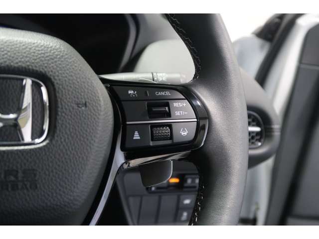 Hondaセンシングの機能のひとつ、アダプティブクルーズコントロール付！アクセルから足を離しても設定したスピードと前車との車間を保ち走行してくれます！車線維持もアシスト☆高速道路で疲労軽減ですね☆