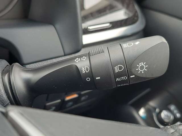 【オートライト（AUTO）】外の明るさをシステムが感知して、自動でヘッドライトが点灯します！ヘッドライトをつけ忘れを防ぐ便利機能です。