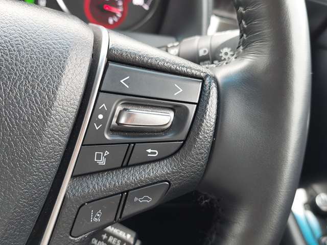 【レーントレーシングアシスト（LTA）】レーダークルーズコントロール使用時に、車線の中央を走るように支援したりお知らせしたりして、車線逸脱を防ぎます！機能には限界があるためご注意ください。