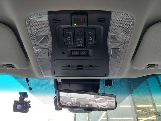 【両側パワースライドドア】小さなお子さまでもボタン一つで乗り降りラクラクです！両手に荷物を抱えている状態でもボタンを押せば自動で開閉するので、お買い物やお出かけの際にはとっても重宝します！