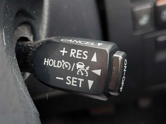 【レーダークルーズコントロール】アクセルを踏まなくても、設定した速度で走行できます！先行車との車間距離を適切に維持する追従走行の機能も有しています。機能には限界があるためご注意ください。