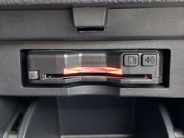 【ETC】有料道路を利用する際に料金所で停止することなく通過できる、ETC車載器（ノンストップ自動料金収受システム機器）が装備されています。セットアップを行うことで利用可能になります。