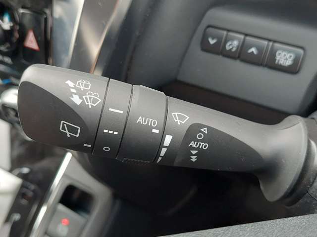 【オートワイパー（AUTO）】雨が降り出した時に、雨滴検出用センサー（レインセンサー）が雨滴を感知すると、自動でワイパーが動作します。