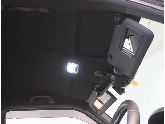 サンバイザーには、バニティーミラー付いてます。