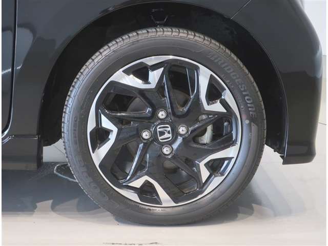 純正のアルミホイール装着車です。タイヤサイズは165/55R15です。