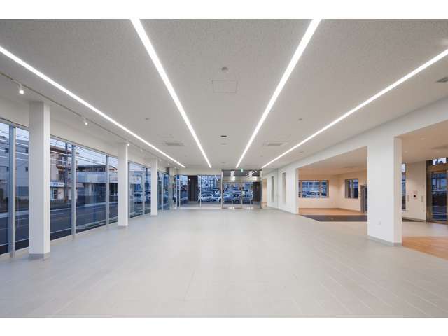 広々とした開放的で明るいショウ・ルームでご商談、お車選びができます（＾＾♪