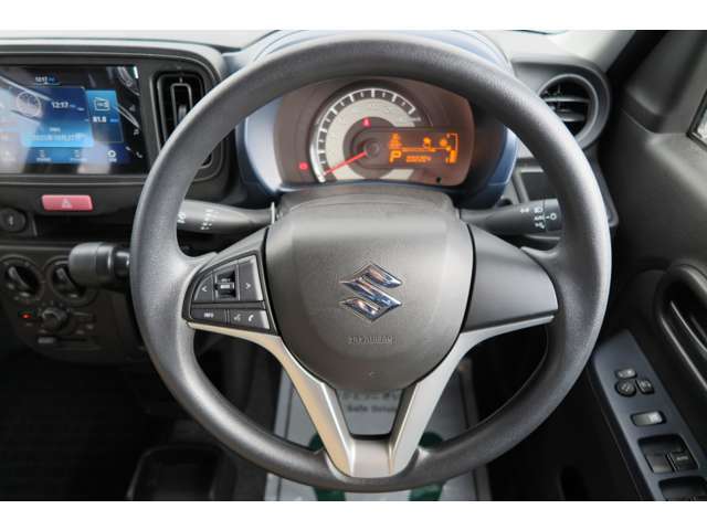 スッキリとした運転席周りで運転のしやすい1台です