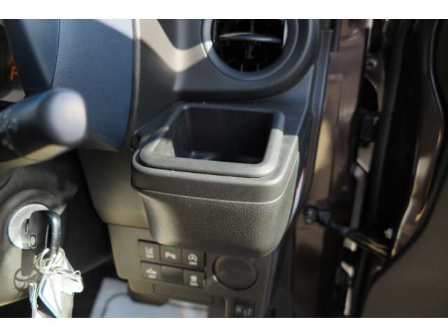 運転席側ドリンクホルダー