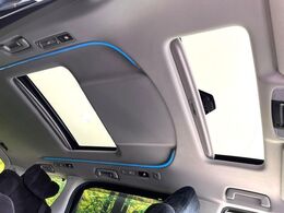 【サンルーフ】開放感たっぷりの希少装備、サンルーフが装着されています！車内に明かりを取り入れたり景色を楽しむ以外にも、車内の空気も簡単に換気できて快適です！