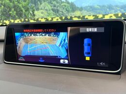 【バックカメラ】駐車時に後方がリアルタイム映像で確認できます。大型商業施設や立体駐車場での駐車時や、夜間のバック時に大活躍！運転スキルに関わらず、今や必須となった装備のひとつです！