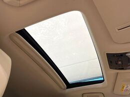 【サンルーフ】開放感たっぷりの希少装備、サンルーフが装着されています！車内に明かりを取り入れたり景色を楽しむ以外にも、車内の空気も簡単に換気できて快適です！
