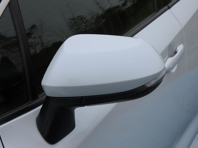 駐車時に便利なオート電動格納式ミラー！ドアの施錠・解錠に連動してドアミラーが自動で格納・復帰するので乗り降りの際にミラー操作の手間が省け便利です！
